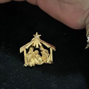 Native Gold Star Nativity Brooch